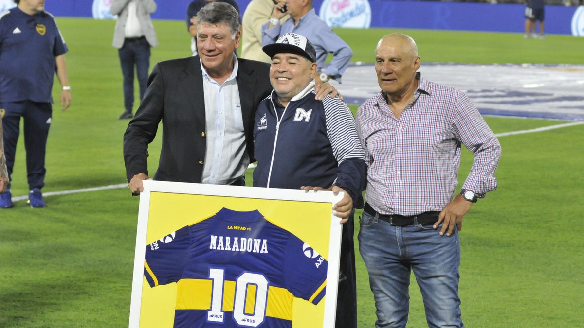 BUENOS AIRES, ARGENTINA - MARCH 7: The technical director of Gimnasia y Esgrima  La Plata, Diego Armando Maradona (C), receives a plaque from Miguel Angel Brindisi (L) and Hugo Osmar Perotti (R), before starting the match against Boca Juniors, valid for the 23rd date of the Super League, in Buenos Aires, Argentina, on March 7, 2020. Maradona, Brindisi and Perotti formed an unforgettable trident in the remembered title. from Boca in 1981. (Photo by Mariano Gabriel Sanchez/Anadolu Agency via Getty Images)