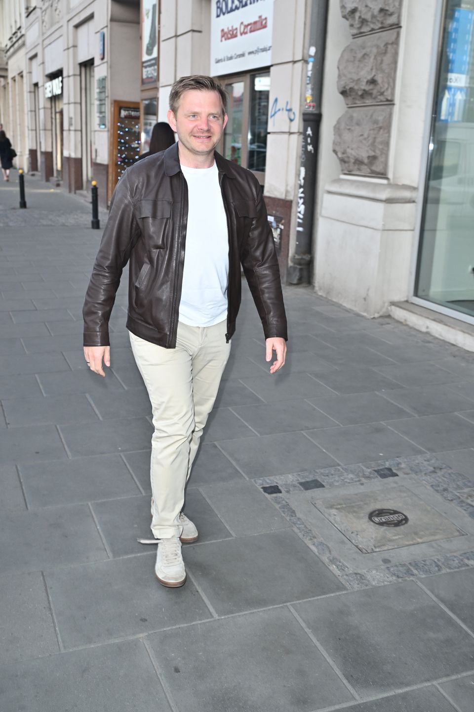 Garstka celebrytów na wernisażu 