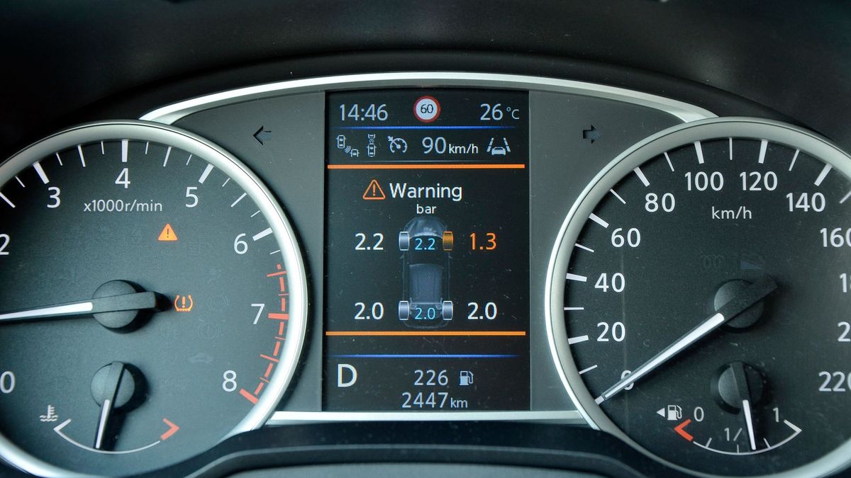 Komputer wyświetla wartość ciśnień w poszczególnych oponach