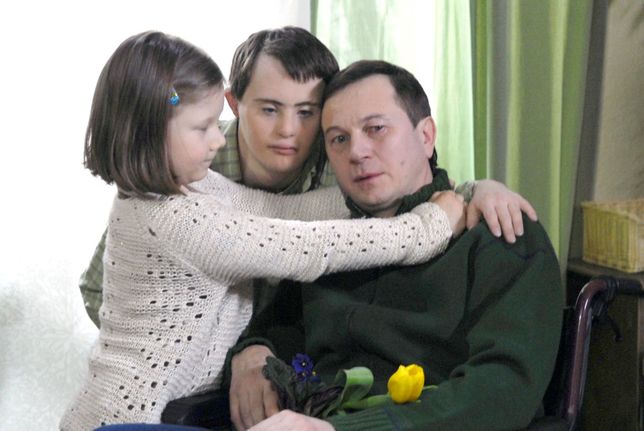 Piotr Cyrwus z serialowymi dziećmi na planie "Klanu"