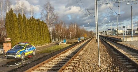 Tragiczna śmierć na peronie. Mężczyzna oparł się o pociąg, skład ruszył