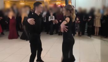 Nagranie ze studniówki podbija sieć. Patrzyli tylko na nich