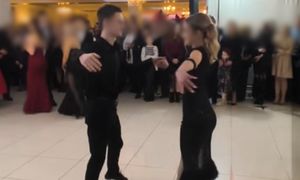 Nagranie ze studniówki podbija sieć. Patrzyli tylko na nich