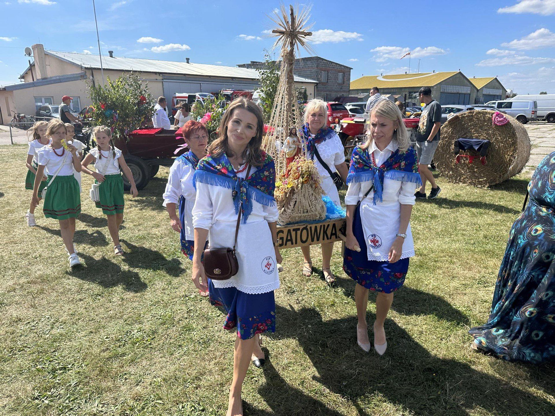 Korowód dożynkowy z udziałem Grup Wieńcowych, zespołów artystycznych, przedstawicieli władz i społeczności lokalnych przeszedł na teren lotniska w Turbi, gdzie o godz. 13:45 rozpoczęły się oficjalne uroczystości.