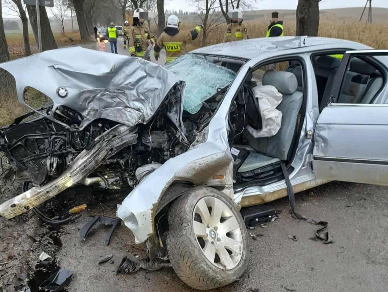 Kętrzyn: Poważny wypadek. 19-latek nie opanował BMW i uderzył w drzewo