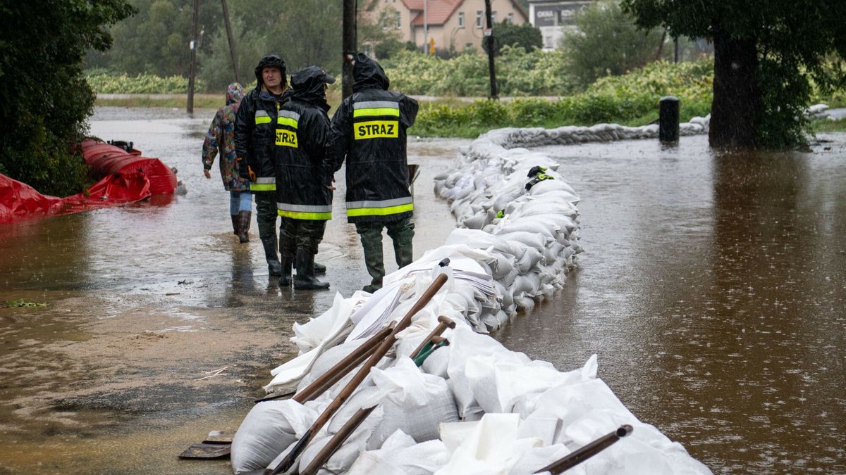 Pow�d? na po?udniu Polski
Fot. NewsLubuski/East News, Jelenia Gora, 14.09.2024. Zagrozenie powodziowe w Jeleniej Gorze w zwiazku z intensywnymi opadami deszczu. Rzeki Kamienna i Bobr zamienily sie w rwace potoki. Przekroczone sa stany ostrzegawcze i alarmowe. W miescie pracuje wiele zastepow Panstwowej i Ochotniczej Strazy Pozarnej. Strazacy rozkladaja worki z piaskiem oraz specjalne zapory. Rowniez sami mieszkancy ukladaja worki przed swoimi domami i posesjami.
NewsLubuski