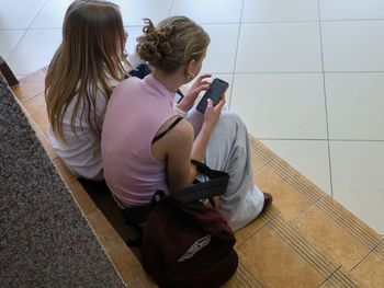 "To nie jest niewinna zabawa". Nauczyciel ostrzega rodziców