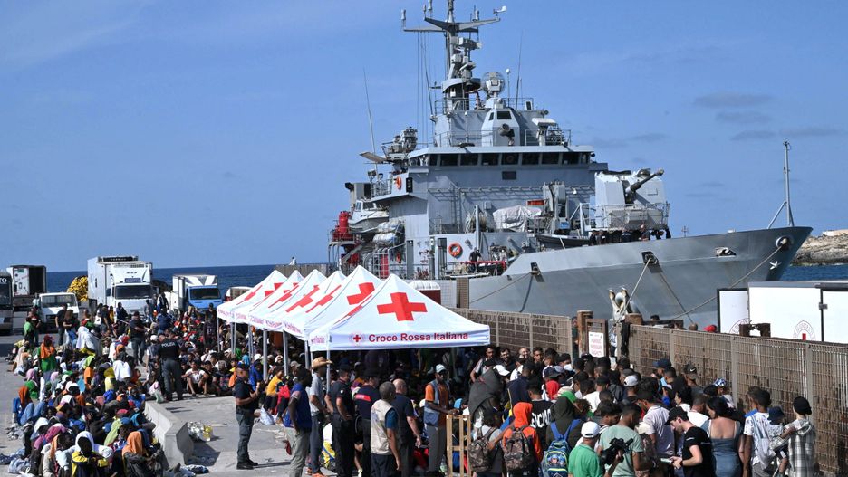 Migrants wait to be transferred from Lampedusa after record arrivals
epa10861503 Migrants wait on the port pier before boarding on the military ship 'Cassiopea' to be transferred to other places from the island of Lampedusa, southern Italy, 15 September 2023. A record number of migrants and refugees have arrived on the Italian island of Lampedusa in recent days. Lampedusa's city council declared a state of emergency on 13 September evening after a 48-hour continuous influx of migrants. In the morning of September 14, nearly 7,000 migrants were on the island.  EPA/CIRO FUSCO 
Dostawca: PAP/EPA.
CIRO FUSCO