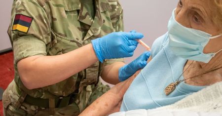 Koronawirus. Będziemy już zawsze nosić maseczki? Ekspert o "pocovidowej" przyszłości