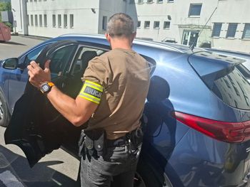 Piotrków Trybunalski. Nie mógł odpowiedzieć, bo w ustach ukrywał marihuanę