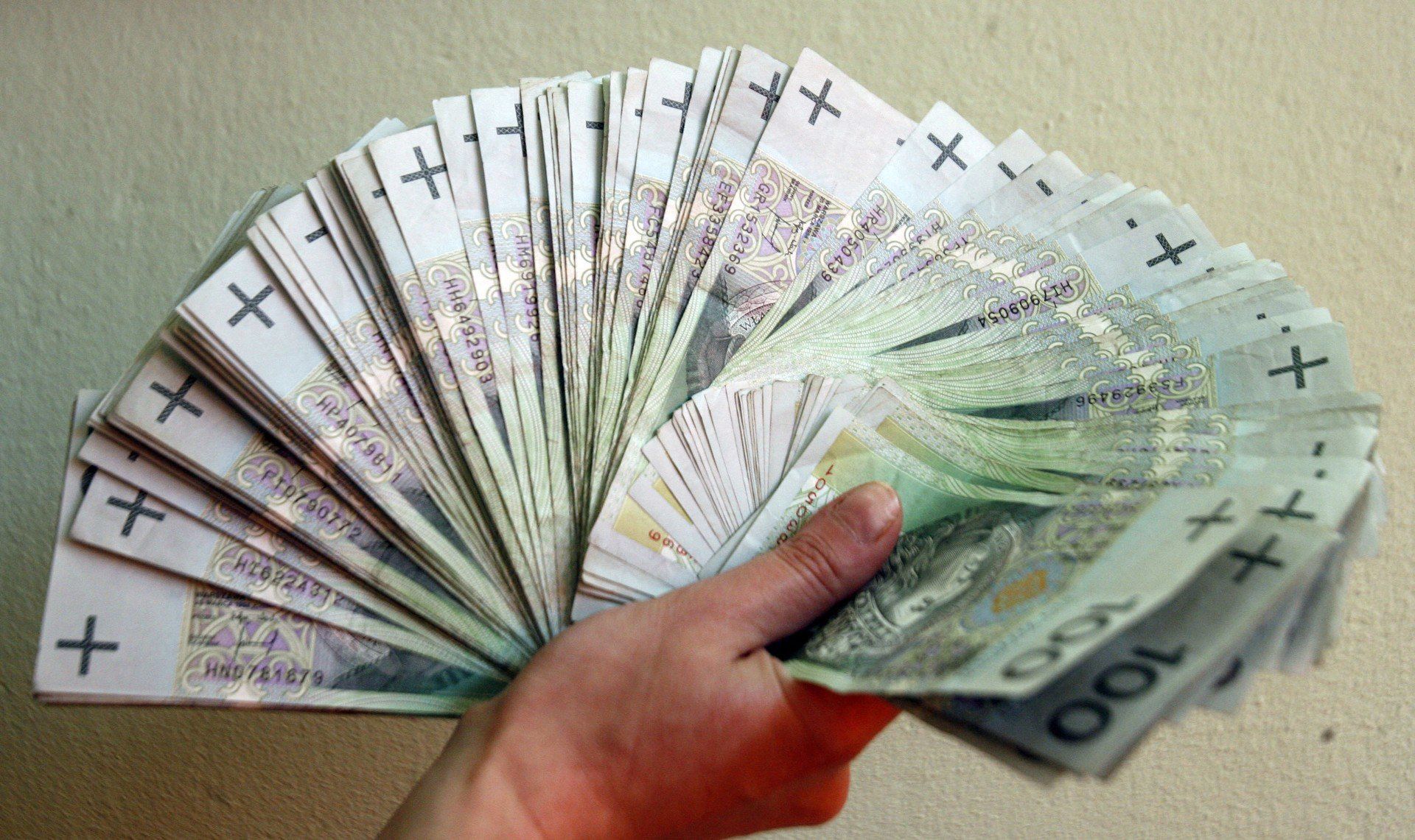 21.08.2009 LEGNICA ILUSTRACJA POLSKIE PIENIADZE BANKNOT BANKNOTY ZLOTY ZLOTYCH 100 STO PIENIADZE KASA MAMONA FORTUNA . GAZETA WROCLAWSKA PIOTR KRZYZANOWSKI/POLSKAPRESSE