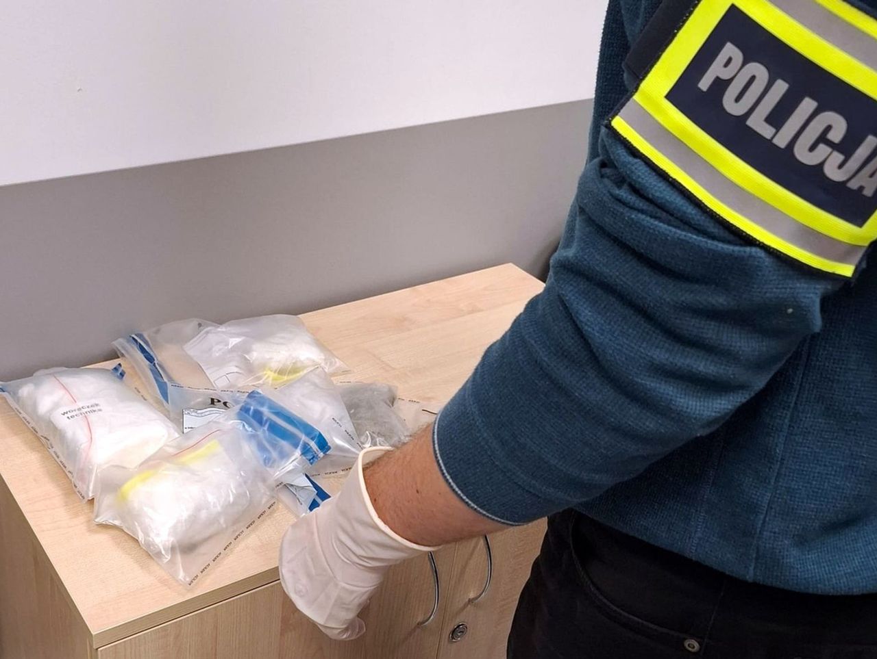 Toruń: 40-latka i 36-latek handlowali narkotykami i lewym tytoniem. Oboje zostali tymczasowo aresztowani