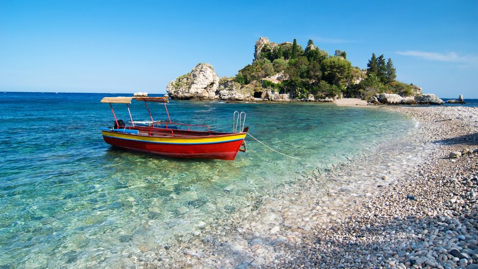 Taormina znajduje się ok. 50 km od lotniska w Katanii, gdzie dolecimy z Polski za mniej niż 200 zł w dwie strony