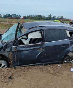 Tragiczne dachowanie. Kierowca wypadł z auta