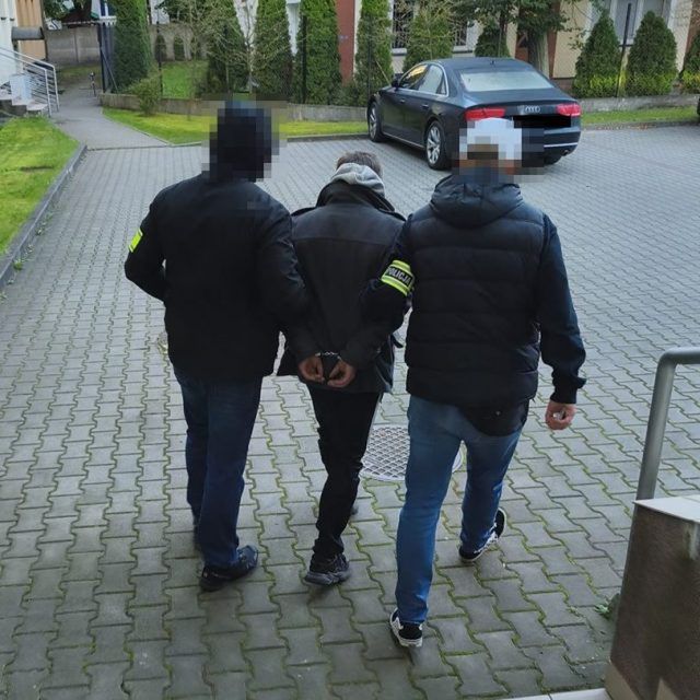 Nie otworzył drzwi policjantom, ci weszli przez okno i zatrzymali poszukiwanego 34-latka (zdjęcia)
