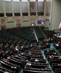 Sondaż CBOS. PiS wraca do gry, niewielki spadek Polski 2050 i Lewicy