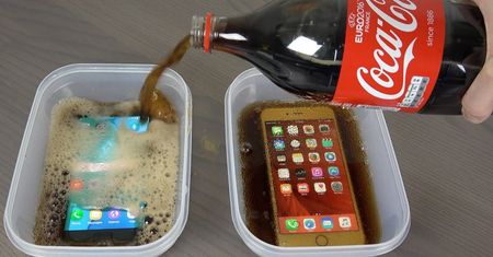 Galaxy S7 Edge vs iPhone 6S Plus - zalane Colą i zamrożone