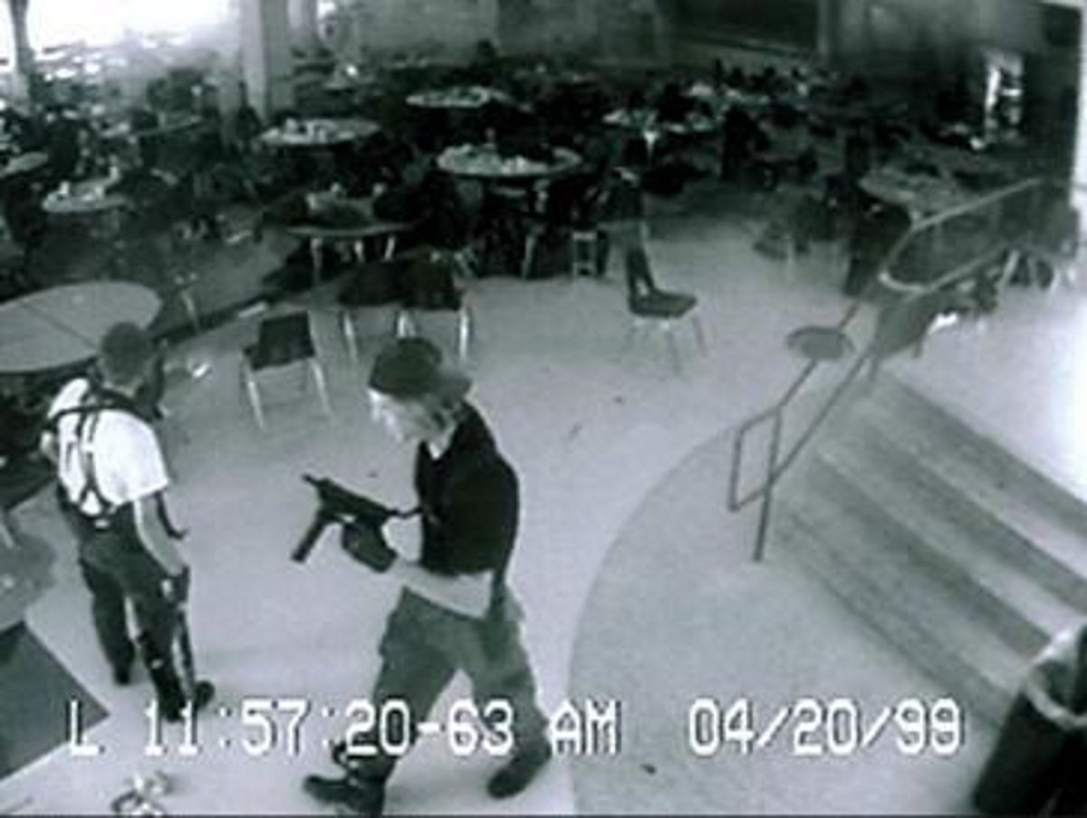 Eric Harris i Dylan Klebold w trakcie dokonywania zamachu w liceum Columbine