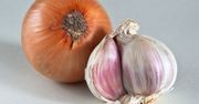 Większość ludzi źle przechowuje cebulę i czosnek. A przez to tracą smak i najcenniejsze właściwości