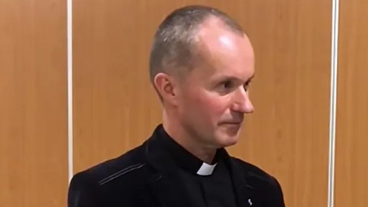 Ksiądz mówi o tym, że dzieci rezygnują z lekcji religii. Wskazuje na przyczynę. 