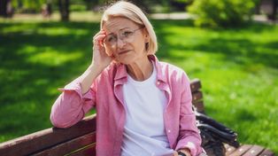 Z wiekiem chodzenie zaczyna bardziej męczyć. Naukowcy wskazali ważną zmianę przy kostce