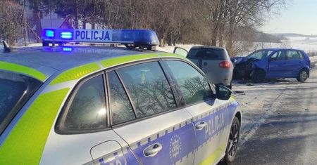 Ostróda: Wypadek na "starej siódemce". Trzy osoby w szpitalu