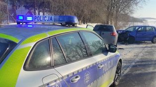Ostróda: Wypadek na "starej siódemce". Trzy osoby w szpitalu
