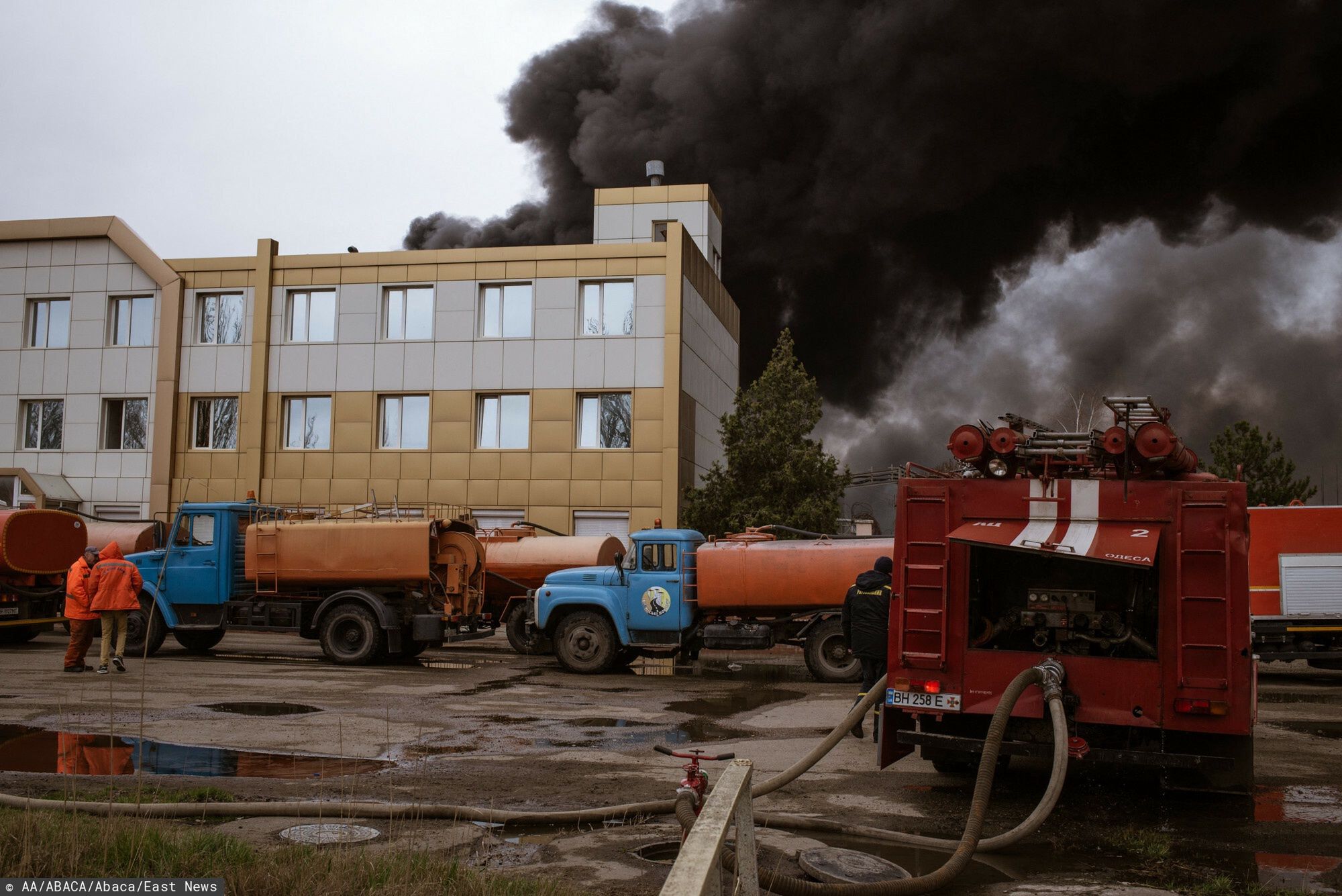 Wojna w Ukrainie - Odessa i okoliceODESSA, UKRAINE - APRIL 02: A view from the building after the attack in Odessa, Ukraine on April 02, 2022. Fire broke out due to an explosion caused by Russian rockets in the Port of Odessa. The explosions took place around 7 am but the fires in fuel tanks have not yet been circumscribed. Andre Luis Alves / Anadolu Agency/ABACAPRESS.COMAA/ABACA
