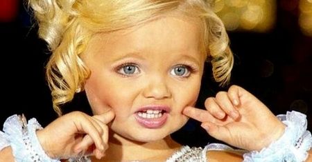 Jako 2-latka przypominała małą lalkę Barbie. Jak wygląda 10 lat po "karierze"?