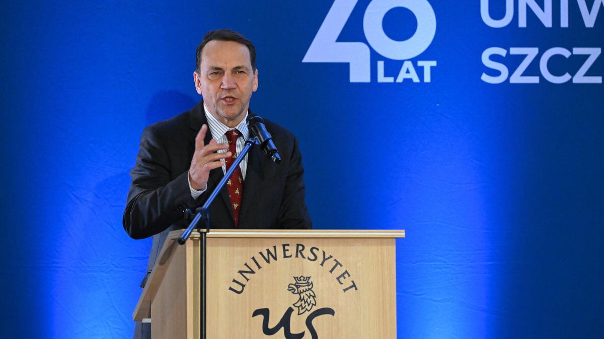 Szczecin, 21.11.2025. Wicepremier, minister spraw zagranicznych Radosław Sikorski podczas spotkania w ra,ach cyklu ?Lokalne debaty, globalne rozwiązania?, 21 bm. na Wydziale Nauk Społecznych Uniwersytetu Szczecińskiego. (sko) PAP/Marcin Bielecki