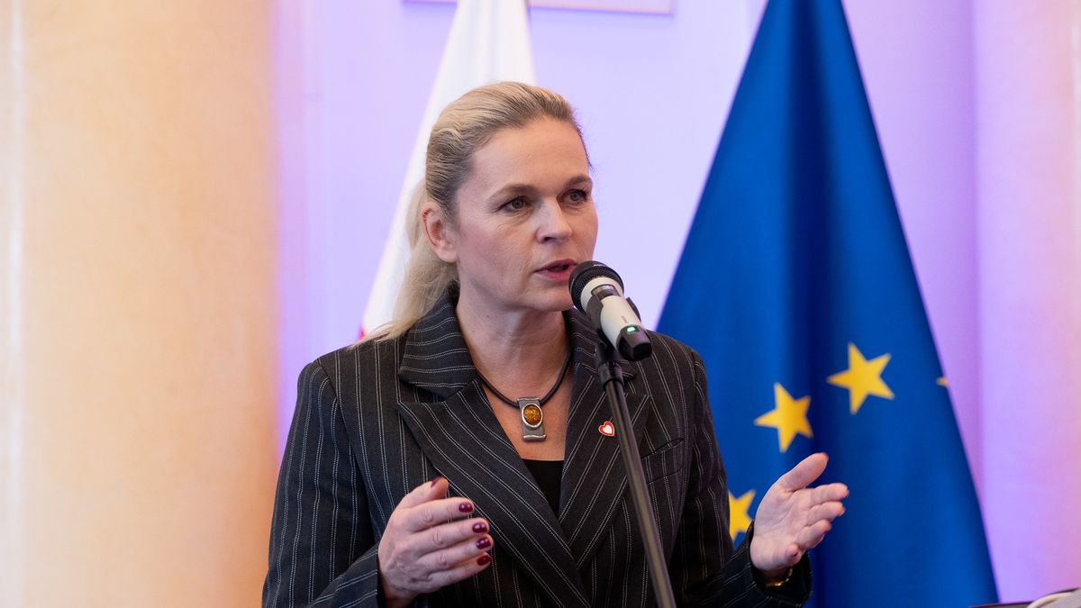 "Powinni zarabiać zdecydowanie więcej". Ministra zapowiada podwyżki dla nauczycieli