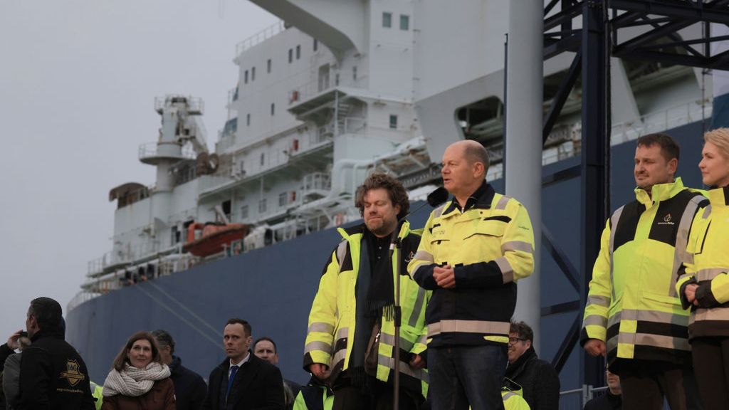 Kanclerz Niemiec Olaf Scholz otwiera niemiecki terminal LNG na Morzu Bałtyckim 