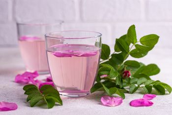 Jak zrobić wodę różaną? Prosty przepis na naturalny kosmetyk
