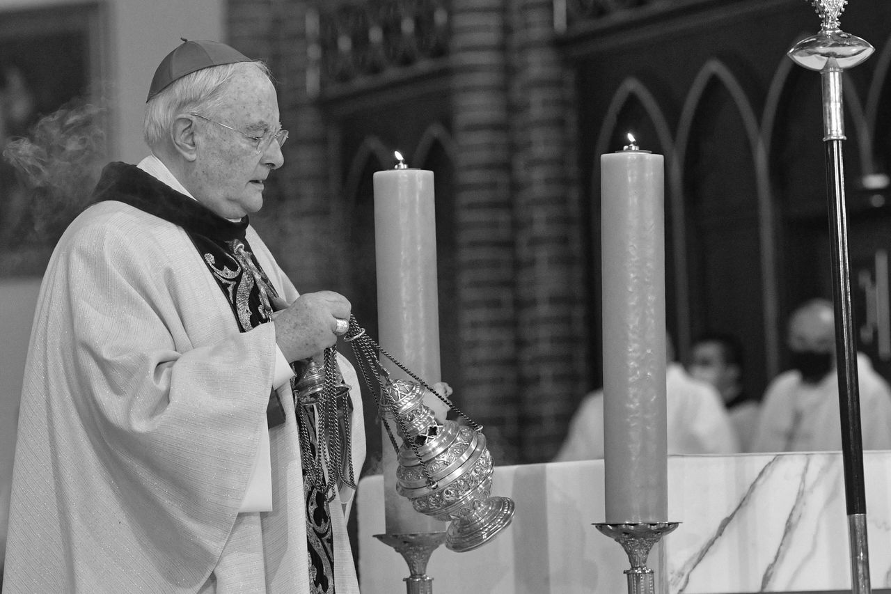 Warszawa. 19.12.2020. Abp Henryk Hoser podczas uroczystości przyjęcia święceń biskupich przez ks. Jacka Grzybowskiego w katedrze św. Michała Archanioła i św. Floriana Męczennika w Warszawie 