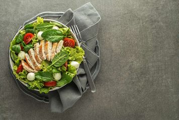 Sałatka z kurczakiem i mozzarellą – lekki lunch w 15 min