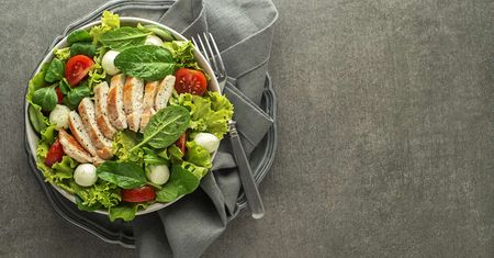 Sałatka z kurczakiem i mozzarellą – lekki lunch w 15 min