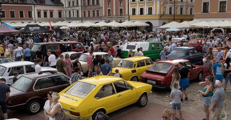 Powrót do przeszłości na ulicach Zamościa. 3. Zlot Pojazdów Zabytkowych Roztoczańskiego Muzeum PRL