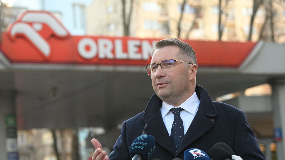 Warszawa, 09.03.2026. Poseł Prawa i Sprawiedliwości, kandydat ugrupowania na premiera Przemysław Czarnek na konferencji prasowej przy jednej ze stacji paliw koncernu Orlen w Warszawie, 9 bm. (amb) PAP/Marcin Obara