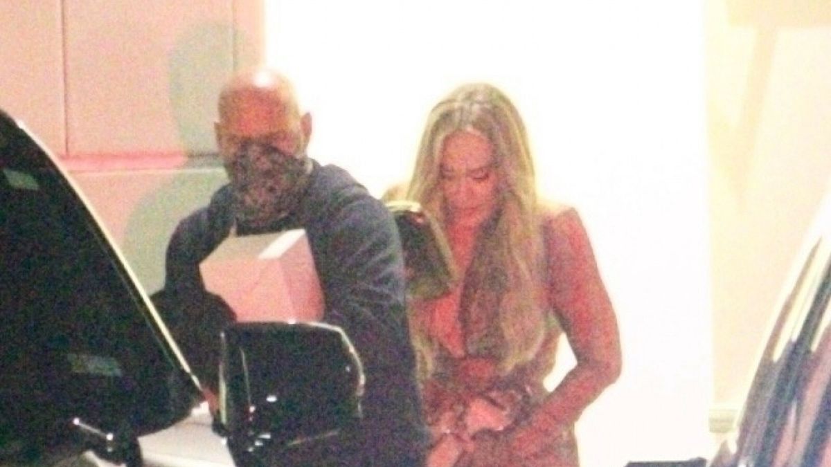 Adele  tylnymi drzwiami wymyka się z imprezy, na którą poszła z nowym chłopakiem