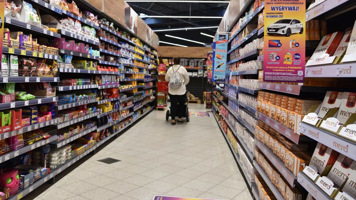 Stock BaMa
Fot. Bartlomiej Magierowski/EastNews. Wroclaw 3.09.2022. Zakupy spozywcze w supermarkecie Carrefour w centrum handlowym Magnolia we Wroclawiu. N/z: regaly ze slodyczami.
Bartlomiej Magierowski