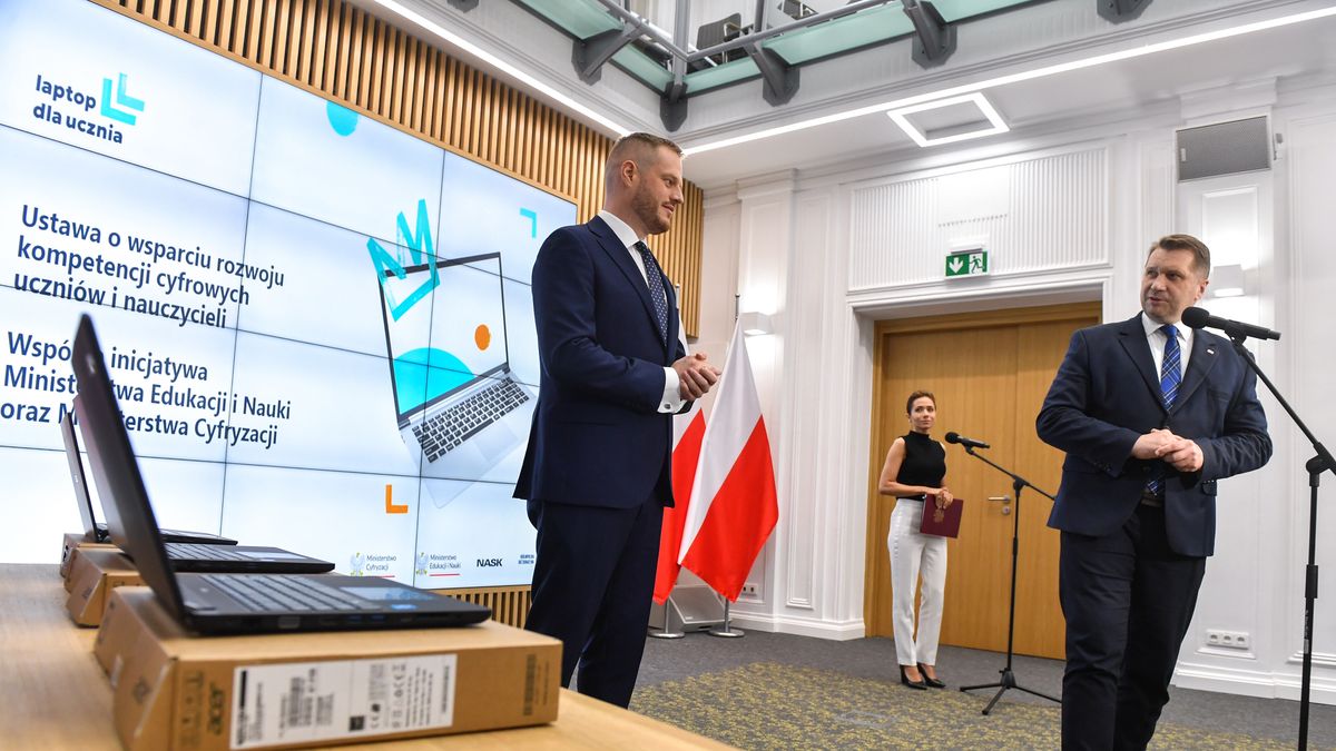 Warszawa, 23.08.2023. Minister edukacji i nauki Przemysław Czarnek (P) i minister cyfryzacji Janusz Cieszyński (L) na konferencji prasowej w siedzibie MEiN w Warszawie, 23 bm. (mr) PAP/Piotr Nowak