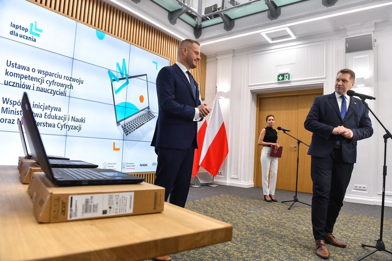 Minister edukacji i nauki Przemysław Czarnek i minister cyfryzacji Janusz Cieszyński na konferencji prasowej w siedzibie MEiN w Warszawie