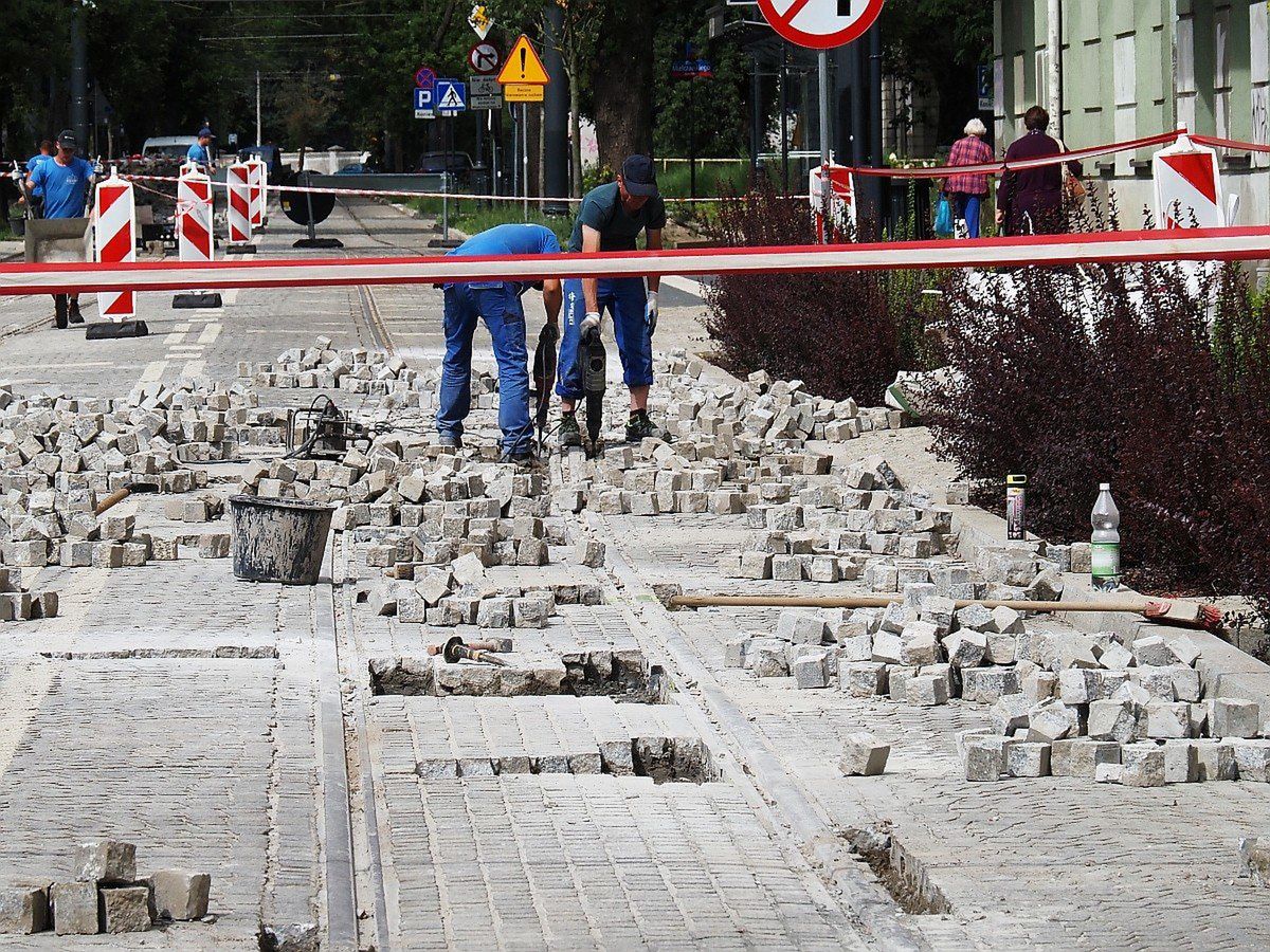 Prace naprawcze, które rozpoczęły się na ul. Cmentarnej niepokoją niektórych mieszkańców...