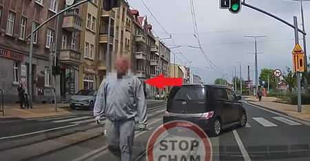 Wyskoczył z auta z rękami na kobietę. "Bałam się"