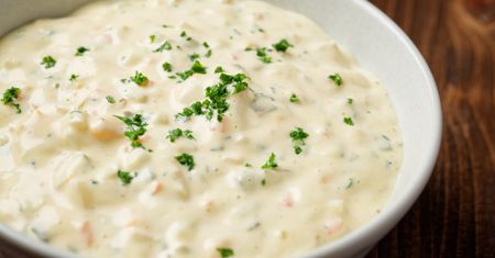 Nie tylko musztarda i keczup. Podaj do grillowanej kiełbasy charakterny dodatek
