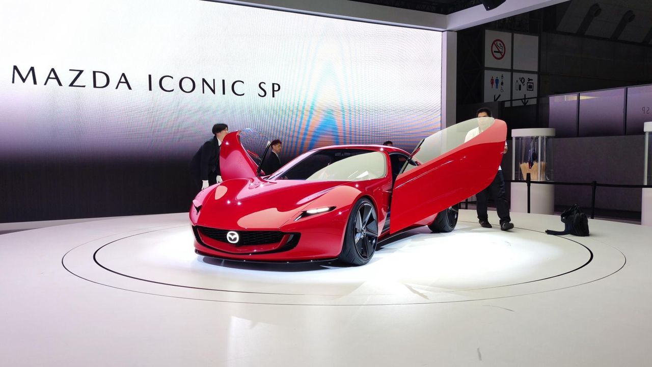 Mazda Iconic SP Concept is the RX-7 of our times. It has a dual Wankel engine and a large battery