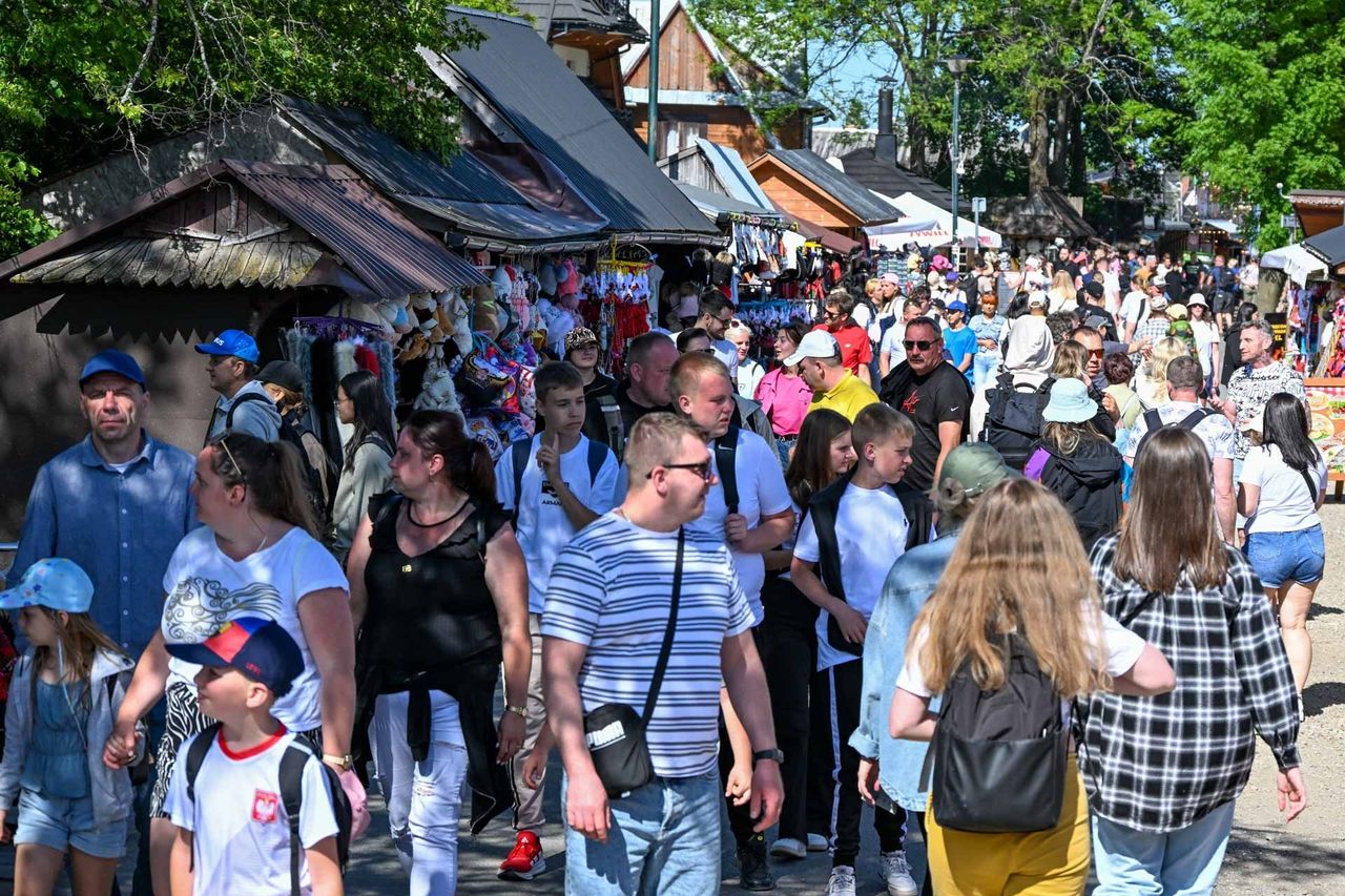 Gubałówka pęka w szwach. Tłum turystów, góralska bielizna i piaszczysta plaża. "Lepiej być nie może"