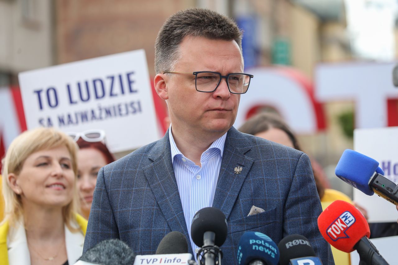 Hołownia uderza w Trzaskowskiego ws. NASK. "Karty na stół"