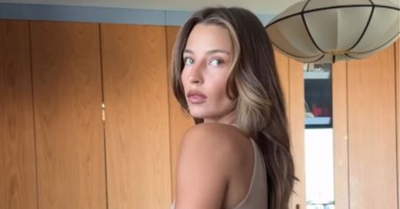 Julia Wieniawa kusi na potęgę. Założyła body z piercingiem i odsłoniła pośladki