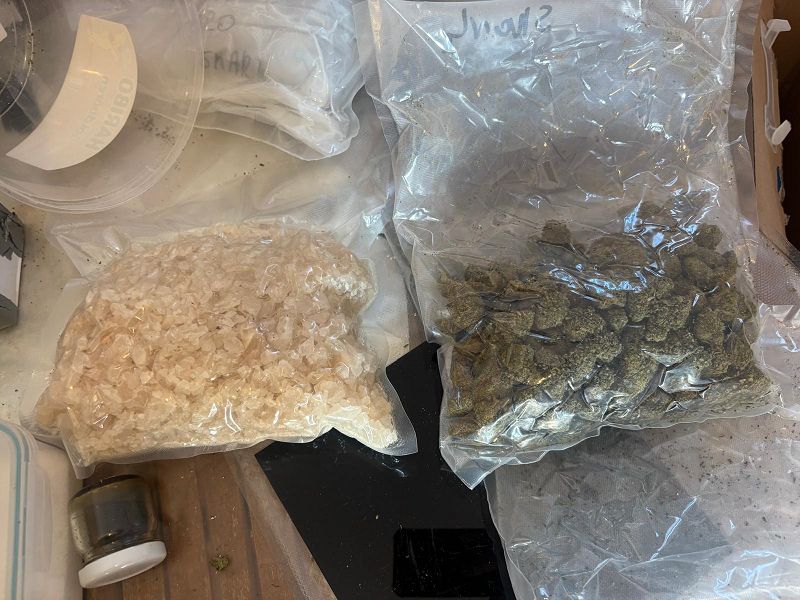 Narkotyki w paczkomatach. 44-latek wpadł "na gorącym uczynku", zabezpieczono kilogramy substancji i tysiące tabletek